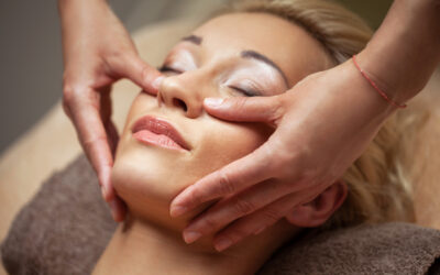 Jaki olejek do masażu twarzy wybrać? Co radzą eksperci? Naturalne olejki do masażu zapewniające skórze elastyczność i promienny wygląd
